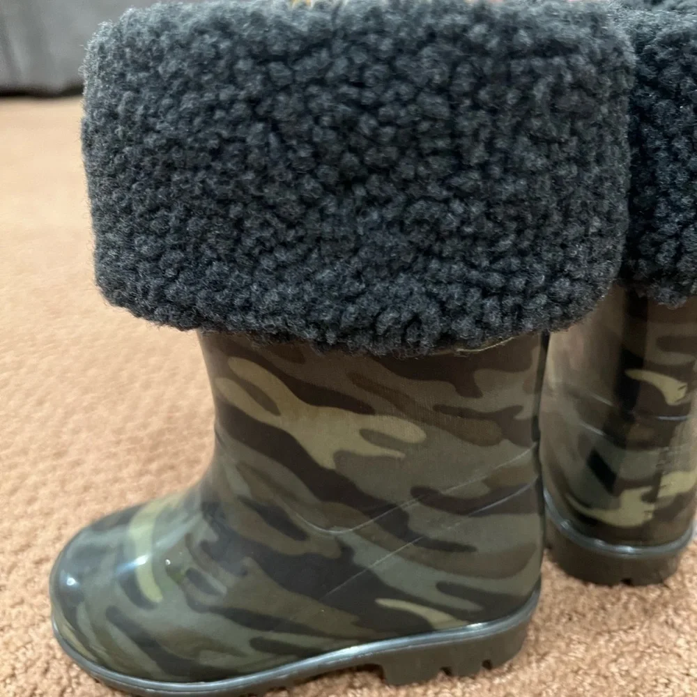 Carter’s Brand New Girls Shearling Lined Camo Rain-boots Size 5